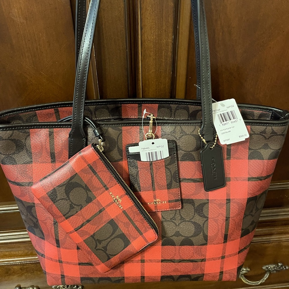 Authentic coach purse with lanyard and wristlet to match.